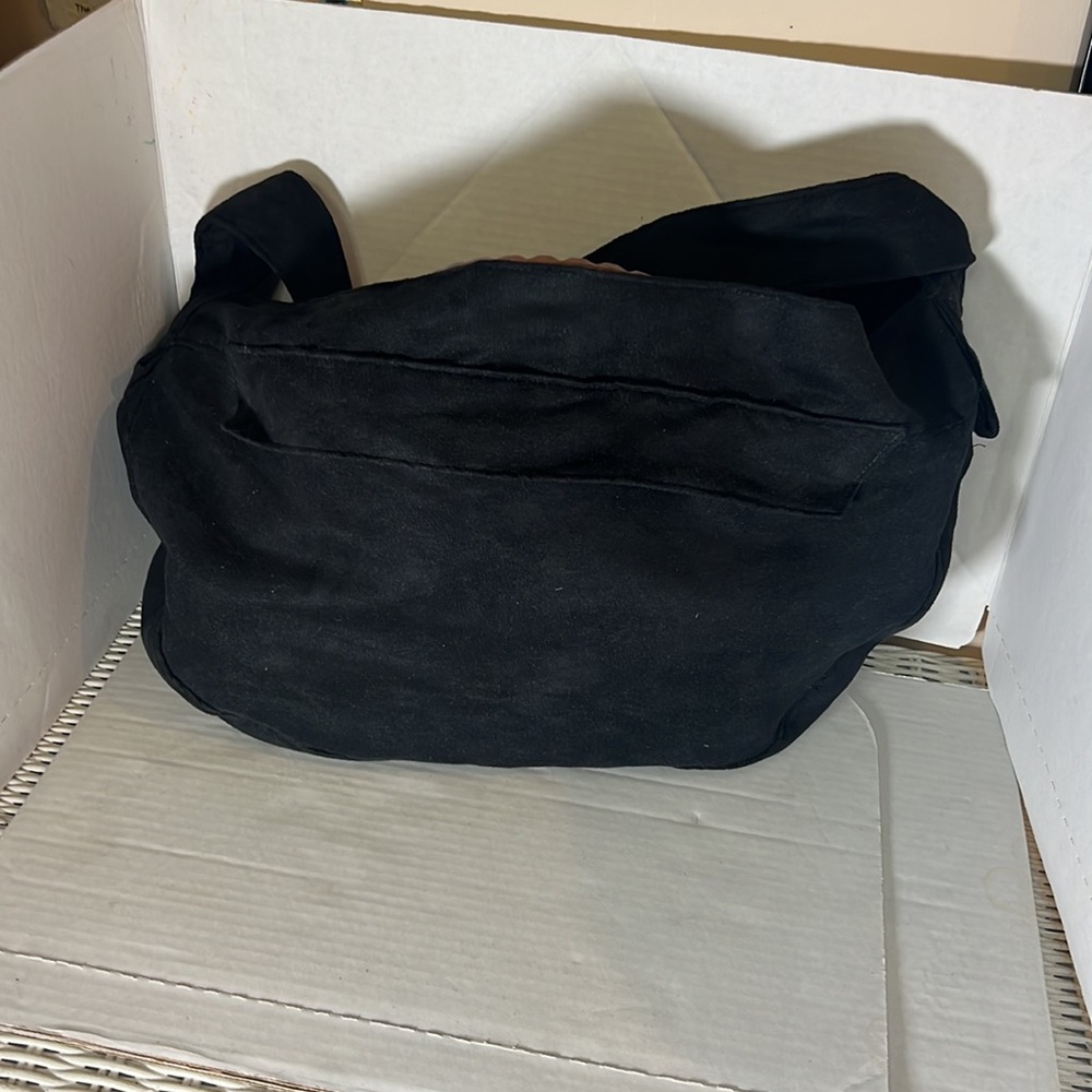 Crossbody reversible black and tan blag very soft and unique . Great condition